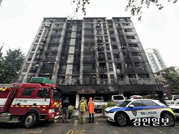 18일 오전 찾은 광명시 소하동의 아파트 건물 외벽은 전날 1층 필로티 주차장에서 시작된 불로 옥상까지 검게 그을린 모습이었다 . 2025.7.18 /목은수기자wood@kyeongin.com