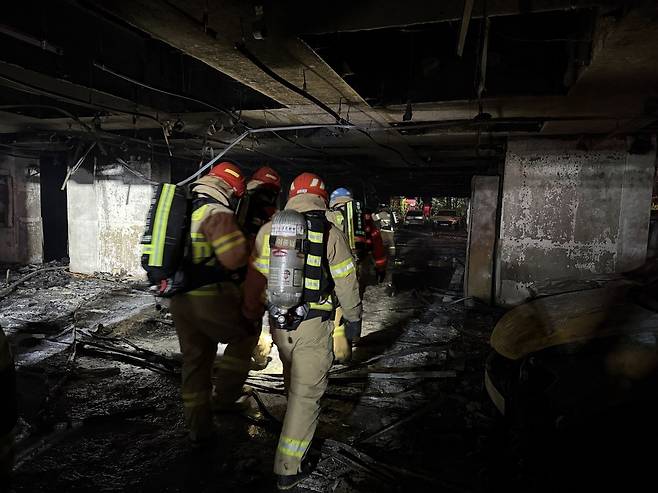 ▲ 17일 오후 9분쯤 광명시 소하동 아파트 주차장에서 불이 나 54명의 인명피해를 냈다. /사진제공=경기도소방재난본부