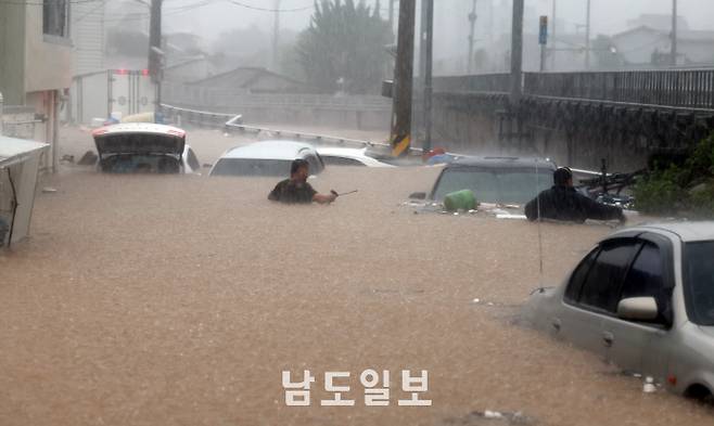 호우경보가 발효된 17일 광주광역시 북구 신안동 일대가 침수돼 차량이 물이 잠겨 있다. /임문철 기자 35mm@namdonews.com