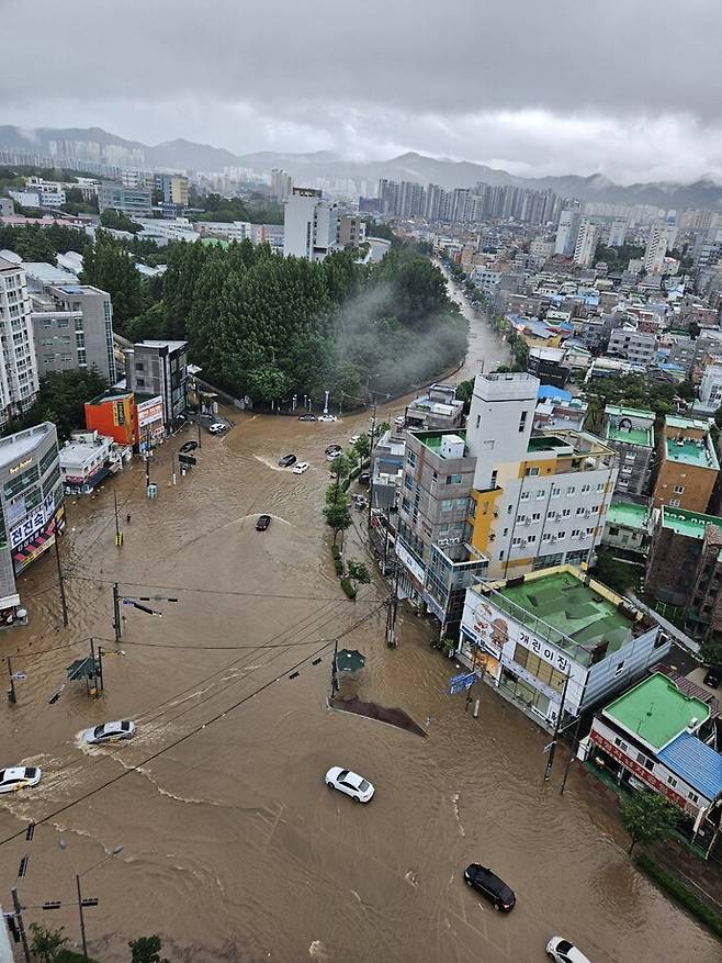 지난 17일 오후 괴물폭우로 도로가 강으로 변한 광주 전남대 인근 신안삼거리 일대. 광주긴급드론운영단 제공