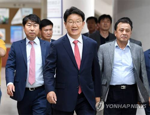 ◇2029년 6월24일 당시 자유한국당 소속이던 권성동 국회의원이 강원랜드 채용비리 의혹과 관련, 서울 서초구 서울중앙지법에서 1심 선고를 받기 위해 법정으로 향하는 모습. 권 의원은 1, 2심 무죄에 이어 대법원에서도 최종 무죄 판결을 받았다. 사진=연합뉴스