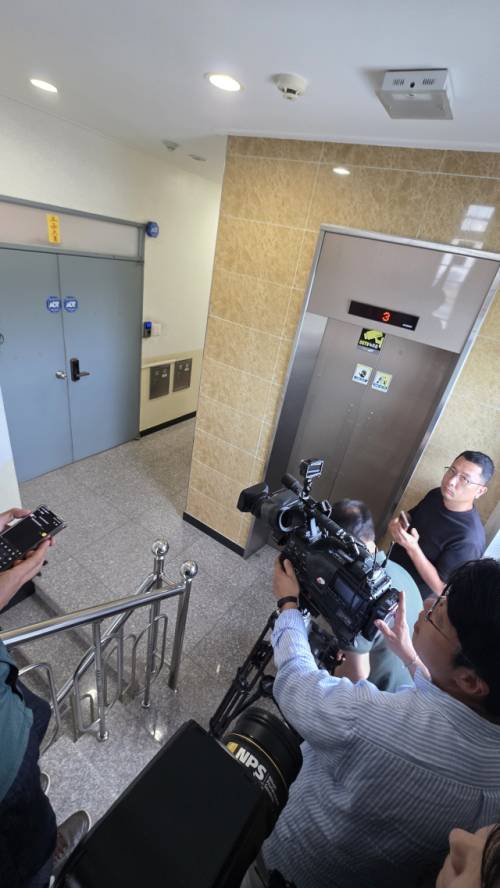 ◇건진법사 진성배씨의 이권 개입 의혹 등을 수사 중인 김건희 특검(특별검사 민중기)이 18일 권성동 국회의원 강릉 사무실에 대한 강제수사에 나섰다.