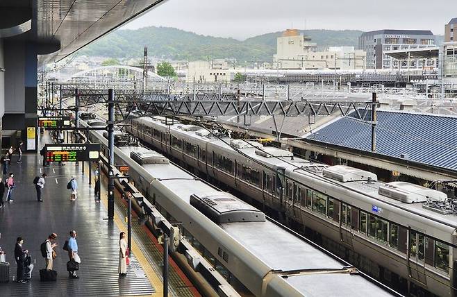 일본 교토역에 다양한 철도가 다니고 있다. 울산매일신문 조나령 PD