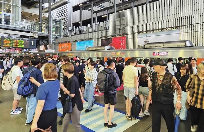 신오사카역은 평일에도 발 디딜틈 없이 붐빈다.