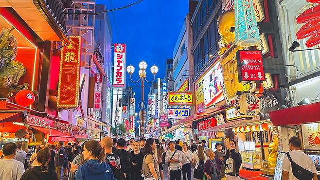 하루종일 관광객들로 붐비고 있는 오사카 도톤보리.