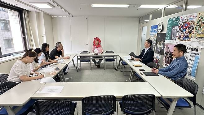 공동취재단이 일본 현지에서 오사카 관광국 이사장 및 관계자와 인터뷰를 진행하고 있다. 울산매일신문 조나령 PD