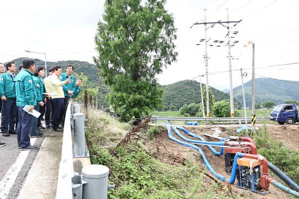 박완수 경남도지사와 안병구 밀양시장이 18일 호우 피해 현장인 밀양시 청도천 일대를 찾아 하천 범람 상황을 점검하고 있다. /경남도&nbsp;