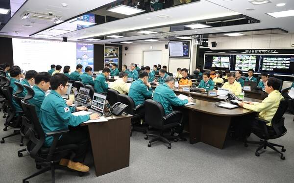 박완수 경남도지사가 18일 시군 단체장과 영상으로 호우 피해 긴급 점검회의를 하고 있다. /경남도