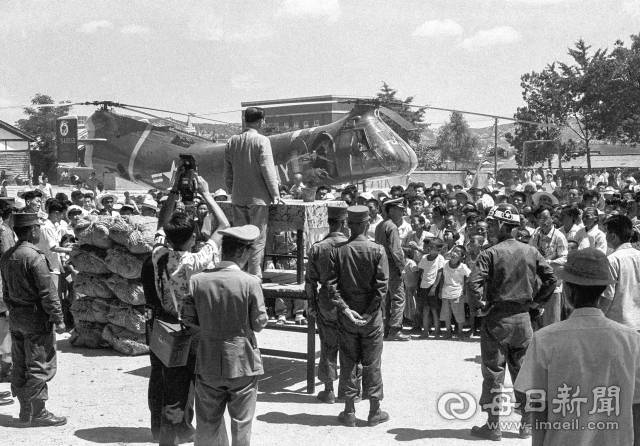 1961년 7월 19일 윤보선 대통령이 미군에서 제공한 헬기로 영주국민(초등)학교 수재민 수용소를 방문해 수재민들을 위로 하고 있다. 사진=매일아카이빙센터
