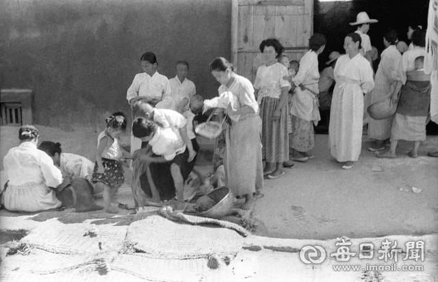 1961년 7월 20일 수해를 입은 영주 주민들이 전국 각지에서 보내온 구호 식량을 배급 받고 있다. 사진=매일아카이빙센터