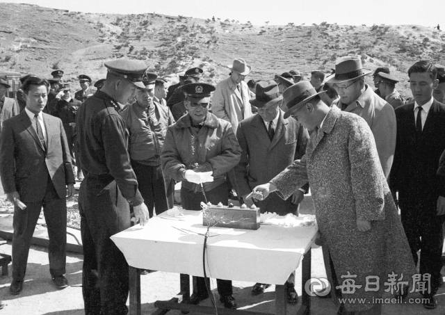1962년 3월 30일 오전 10시 46분 가흥산 자락을 잘라 새 물길을 낸 남원천 수로 변경 통수식에서 박정희 의장과 내빈들이 수로 물막이를 폭약으로 해체하는 발파 준비를 하고 있다. 사진=매일아카이빙센터