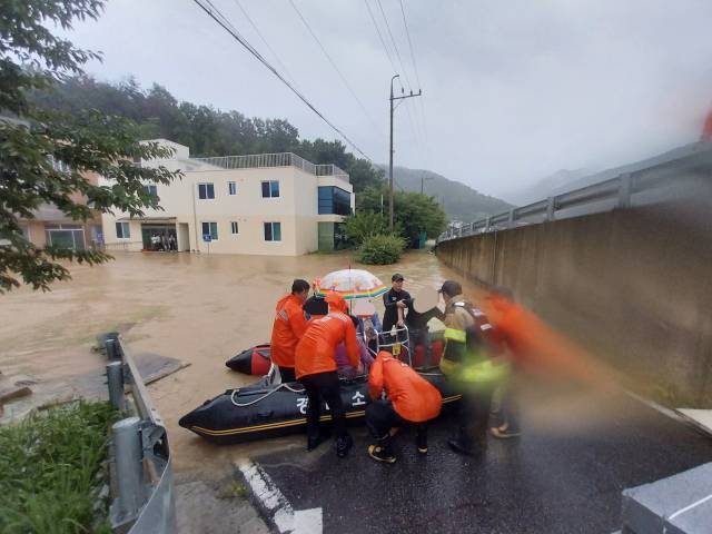 밀양 무안면 한 노인 요양원에서 이번 집중호우로 건물이 침수 위기에 처해 환자와 직원 등 56명이 소방당국의 도움을 받아 대피하고 있다. 경남소방본부 제공