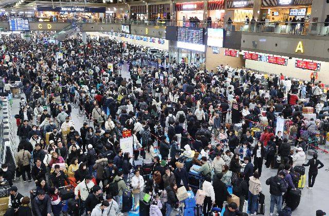 지난 1월 26일 오전 부산 김해국제공항 국제선 청사가 여행객들로 북새통을 이루고 있다. 부산일보DB