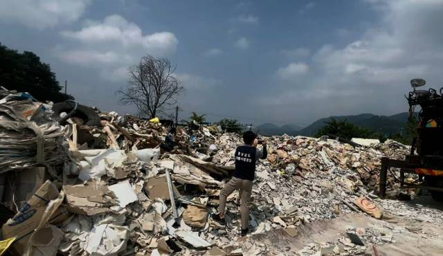 경남도 특별사법경찰이 폐기물 무단방치 현장을 수사하고 있다./경남도/