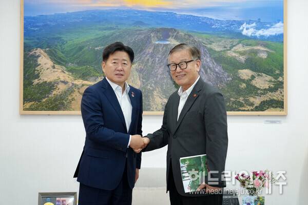 오영훈 제주도지사와 허상수 위원.