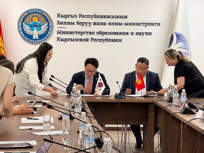 김태형 충북도교육청 부교육감과 알버트 마크맷콜로브 키르기스스탄 교육부 차관이 10일 비슈케크에서 디지털 교육 세계화 교류 협력 협약서에 서명하고 있다.