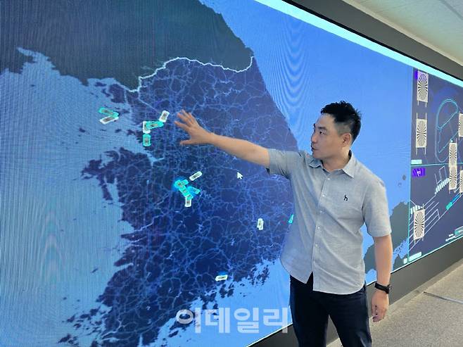 한지형 오토노머스에이투지 대표가 경기 안양 연구소 내 통합 관제실에서 전국 각지에서 운영중인 자율주행버스를 체크하고 있다.(사진=정병묵 기자)