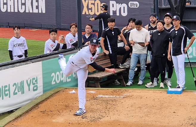 KT위즈 새 외국인투수 패트릭 머피가 불펜에서 연습투구를 하고 있다. 사진=연합뉴스