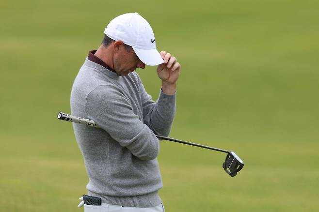 로리 매킬로이가 제153회 디오픈 1라운드 1번홀에서 퍼트하기 전 고개를 숙이며 생각에 잠겨 있다. (사진=AFPBBNews)