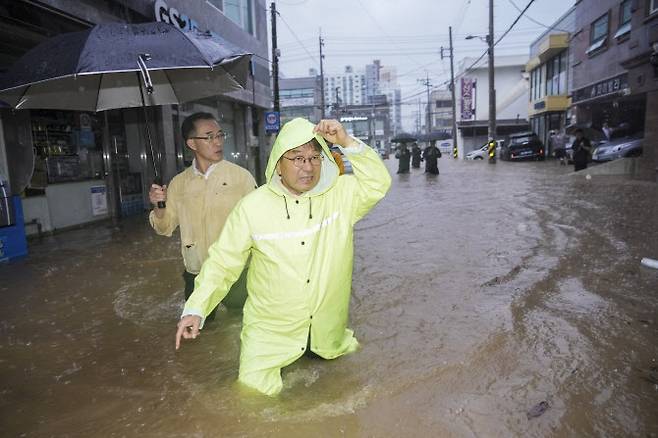 강기정 광주시장이 호우 경보가 발효된 17일 오후 폭우로 침수된 북구 신안교 일대를 돌며 배수로 정비 등 피해상황을 점검하고 있다 (사진=광주시)