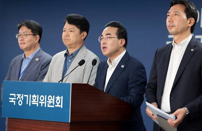 박홍근 국정기획위원회 국정기획분과장(오른쪽 2번째)이 18일 정부서울청사 창성동 별관에서 전세사기 피해자 간담회 사후 브리핑을 하고 있다. (사진=연합뉴스)