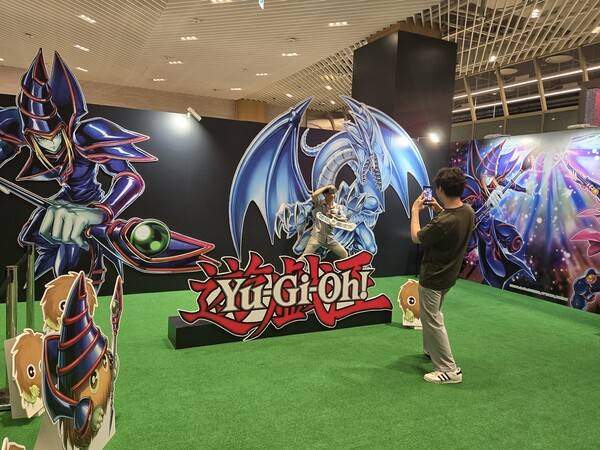 - 듀얼디스크 착용하고 신나게 기념 촬영