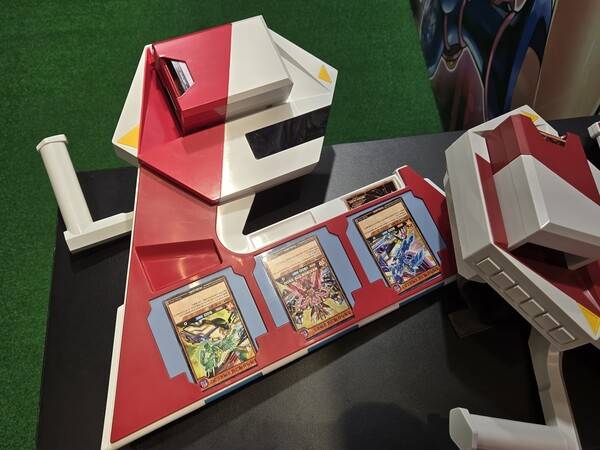 - 생각보다 거대한 듀얼디스크 모형