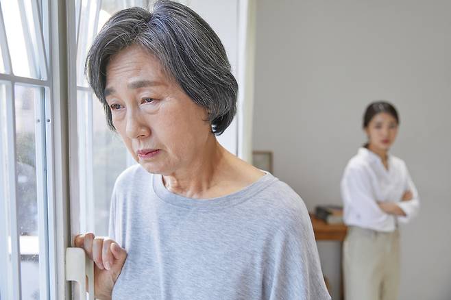 치매는 조기에 발견해 치료를 하면 증상을 완화하고, 진행을 늦출 수 있다. 치매를 빨리 진단받으려면 초기에 나타나는 경고 신호에 주의를 기울여야 한다. [사진=게티이미지뱅크]
