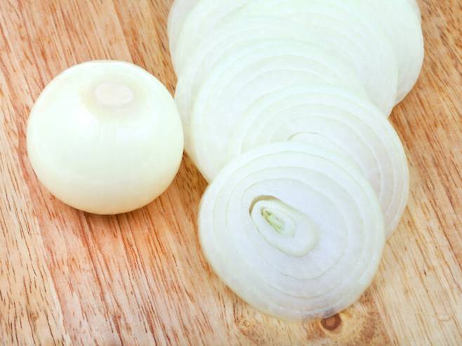 양파에 들어있는 알릴 프로필 디설파이드라는 성분은 발암 물질의 독소를 제거하기 때문에 암을 예방하는 데 좋은 식품으로 꼽힌다. [사진=클립아트코리아]