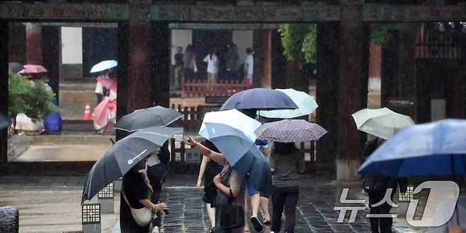 전북 전 지역에 호우특보 발효된 17일 전북 전주시 한옥마을 경기전에서 우산을 쓴 관광객들이 발걸음을 재촉하고 있다. 2025.7.17/뉴스1 ⓒ News1 유경석 기자