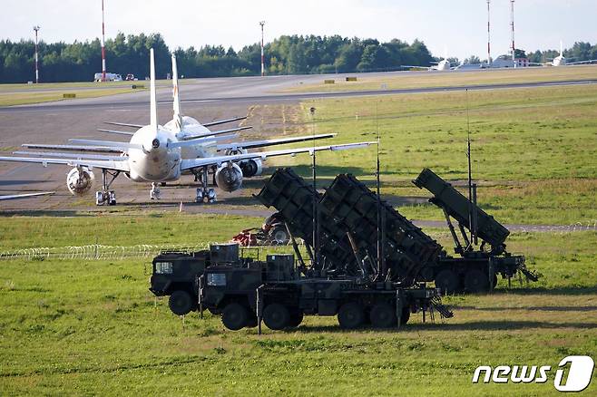 7일(현지시간) 북대서양조약기구(NATO·나토) 정상회의 개최를 앞둔 리투아니아 수도 빌뉴스가 '요새'(要塞)로 변했다. 사진은 빌뉴스 공항에 배치된 독일 패트리엇. 2023.07.07/ ⓒ 로이터=뉴스1 ⓒ News1 박재하 기자