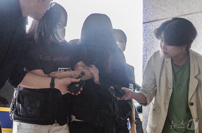 시험지를 빼돌리기 위해 고교에 무단 침입한 혐의를 받는 학부모가 15일 오후 구속영장 심사를 받기 위해 대구지방법원 안동지원에 출석하고 있다. 기말고사 기간 경북 지역 한 고교에서 전직 기간제 교사와 학부모가 교내에 무단 침입해 시험지를 빼돌리려 한 사건이 교육계에 충격을 주고 있다. 경찰은 이들이 학교 시설관리자와 조직적으로 공모한 정황을 포착한 것으로 알려졌다. 2025.7.15/뉴스1 ⓒ News1 신성훈 기자