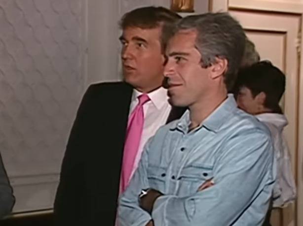 지난 1992년 도널드 트럼프 미국 대통령과 억만장자 출신 성범죄자인 제프리 엡스타인이 플로리다주 마러라고에서 파티를 즐기는 모습. <출처=CNBC 뉴스 유튜브 영상 갈무리>