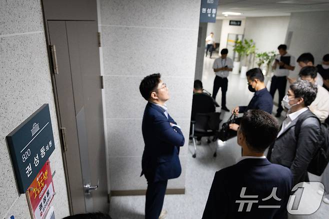 김건희 여사의 각종 의혹을 수사하는 민중기 특별검사팀이 '건진법사-통일교 의혹' 관련해 권성동 국민의힘 의원에 대한 강제수사에 착수한 18일 서울 여의도 국회 의원회관 권 의원 사무실 앞에서 특검 관계자들이 변호인 입회를 주장하며 출입을 막아서는 보좌진과 대치하고 있다. 2025.7.18/뉴스1 ⓒ News1 유승관 기자
