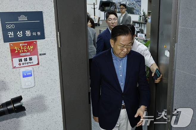 김건희 여사의 각종 의혹을 수사하는 민중기 특별검사팀이 '건진법사-통일교 의혹' 관련해 권성동 국민의힘 의원에 대한 강제수사에 착수한 18일 서울 여의도 국회 의원회관 권 의원실에 국민의힘 의원들이 집결하는 가운데 권영세 의원이 나오고 있다. 2025.7.18/뉴스1 ⓒ News1 안은나 기자