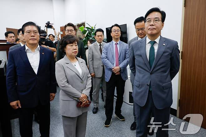 송언석 국민의힘 비상대책위원장 겸 원내대표와 법제사법위원회 소속 위원들이 18일 오전 권성동 의원실 등 특검 압수수색 영장남발 협조 관련 서울 여의도 국회 국회의장실을 항의 방문하고 있다. 2025.7.18/뉴스1 ⓒ News1 안은나 기자