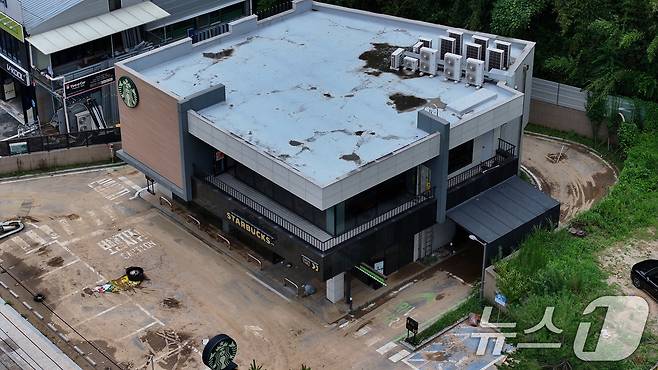 18일 광주 북구 신안동의 한 커피전문점에 흙탕물 자국이 선명하다. 기상청은 19일까지 이틀 동안 광주·전남과 부산·울산·경남에 최대 300㎜ 이상의 많은 비가 더 내릴 것으로 내다봤다. 2025.7.18/뉴스1 ⓒ News1 구윤성 기자