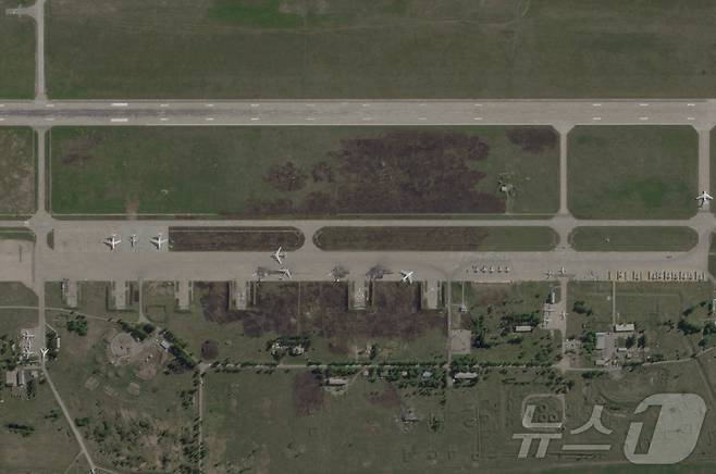 위성 사진에는 2025년 6월 4일 우크라이나가 러시아의 전략 폭격기를 겨냥한 드론 공격인 "거미줄 작전＂을 감행한 후, 러시아 이르쿠츠크 지역 스텝노이 근처 벨라야 공군 기지에 파괴된 군용 항공기들이 보인다. 2025.6.4 ⓒ 로이터=뉴스1 ⓒ News1 강민경 기자