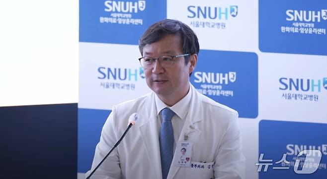 김영태 서울대병원장이 18일 서울대어린이병원 지하1층 CJ Hall에서 열린 '삶의 마지막을 함께 준비하는 돌봄-재택의료 완화의료 심포지엄'에서 축사를 하고 있다