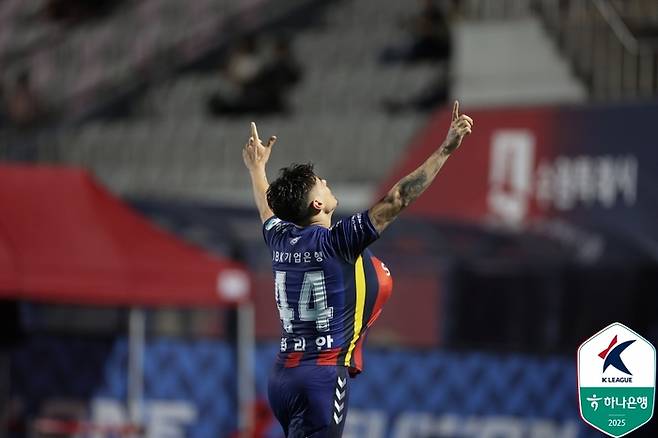 윌리안이 18일 광주전에서 동점골을 넣은 뒤 세리머니를 펼치고 있다. 사진 | 한국프로축구연맹