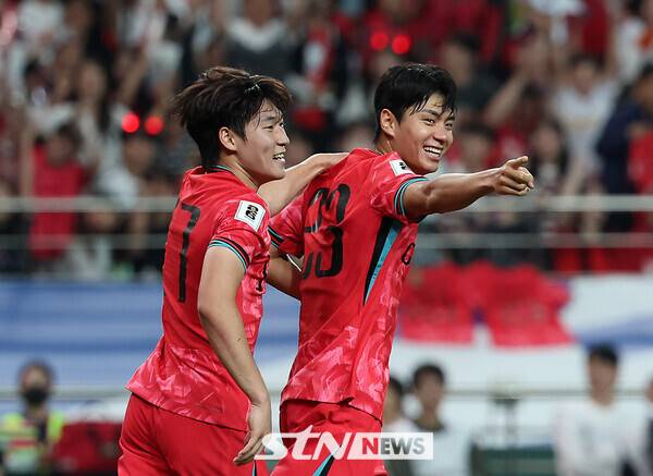대한민국 대표팀 전진우(오른쪽). 사진┃뉴시스
