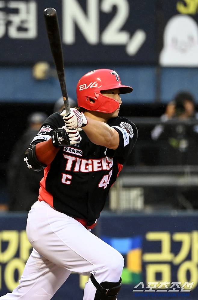 19일 잠실야구장에서 열린 두산과 KIA의 경기, 9회초 1사 1루 KIA 나성범이 2루타를 치고 있다. 잠실=허상욱 기자wook@sportschosun.com/2025.04.19/