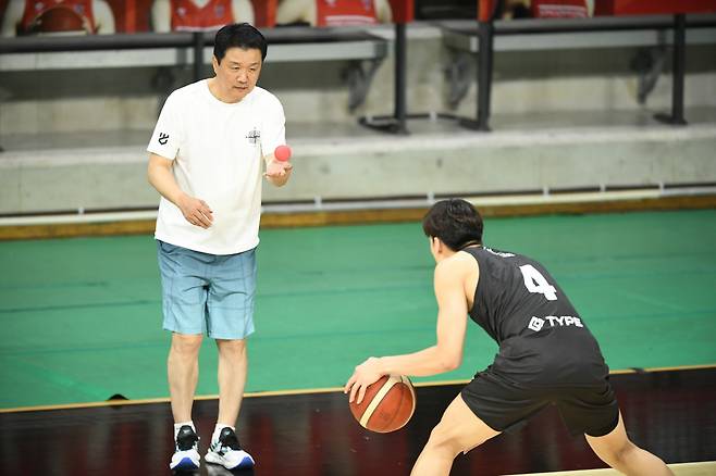 신인 박정웅을 지도하고 있는 유도훈 정관장 감독. 사진제공=KBL