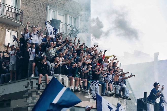 Tottenham fans line the parade route during the team's open-top bus parade through the streets of north London on May 23, to show off the Europa League Trophy and celebrate their win over Manchester United in the UEFA Europa League final football match in Bilbao on May 21, 2025. (Photo by BENJAMIN CREMEL / AFP)<저작권자(c) 연합뉴스, 무단 전재-재배포, AI 학습 및 활용 금지>