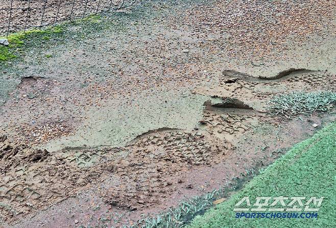 18일 광주기아챔피언스필드. 신발 자국이 그대로 남는 그라운드 상태. 광주=김민경 기자