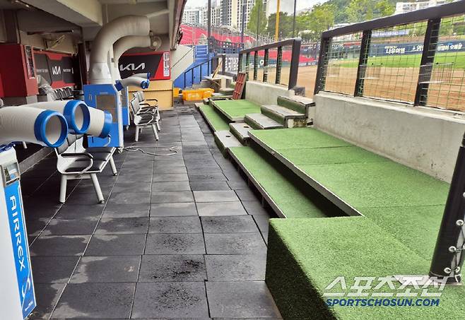 17일 빗물이 들이쳤던 광주챔피언스필드 더그아웃. 지금은 바닥이 거의 말랐다. 광주=김민경 기자