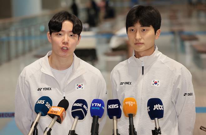 (영종도=연합뉴스) 김인철 기자 = 세계배드민턴연맹(BWF) 월드투어 슈퍼 1000 인도네시아오픈 남자 복식에서 금메달을 획득한 서승재(왼쪽)와 김원호가 9일 인천국제공항 제2여객터미널로 귀국한 뒤 인터뷰를 하고 있다.  yatoya@yna.co.kr <저작권자(c) 연합뉴스, 무단 전재-재배포, AI 학습 및 활용 금지>