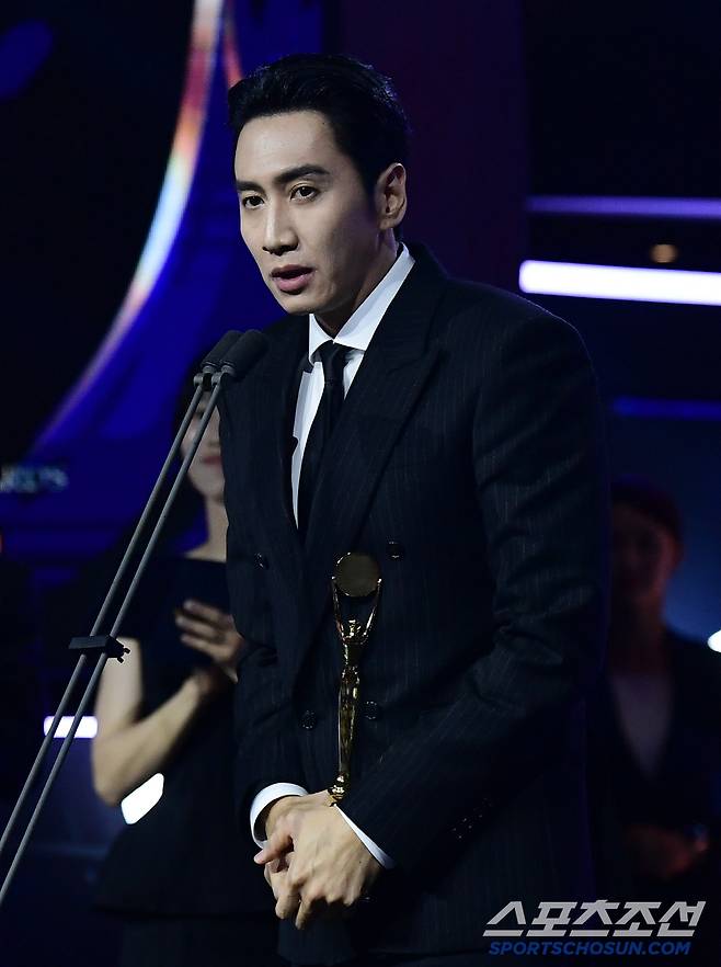 제4회 청룡시리즈어워즈(Blue Dragon Series Awards)가 18일 인천 파라다이스시티에서 열렸다. 남우조연상 수상한 이광수. 인천=송정헌 기자songs@sportschosun.com/2025.07.18/