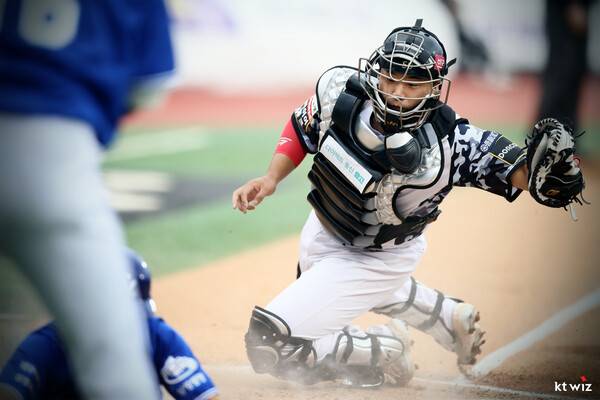 포수 마스크를 쓰고 있는 강백호. ⓒKT WIZ