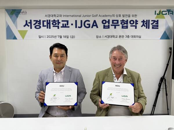 서경대학교 스포츠엔테크놀로지학과 김재환교수와 IJGA 이사장 Andrew summers가 상호협약을 하고 있다